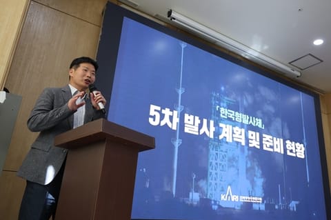 9月15日，在首尔钟路区，韩国宇宙航空厅和韩国航空宇宙研究院研究人员召开记者会，介绍“世界”号第五次发射计划及筹备情况。 韩联社