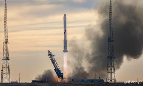 Zhuque-2E liftoff (First Flight)