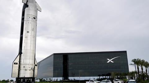 2025 年 8 月 23 日，美国得克萨斯州星基地发射场，SpaceX 星舰从星基地制造厂区运往发射台，准备开展第十次试飞。