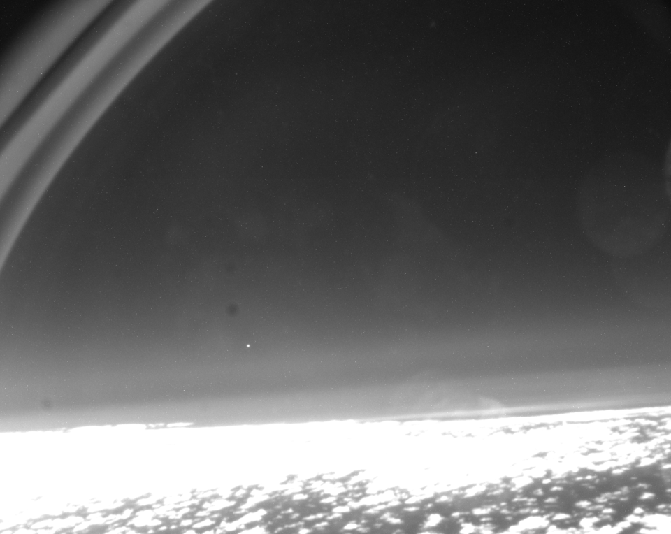 Salsa再入地球大气层，被捕捉为一个小亮点。图片来源：ESA/ROSIE/南昆士兰大学。鸣谢：Ranjith Ravichandran和Gerard Armstrong拍摄。
